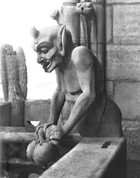 Gárgola de la balaustrada de la Gran Galería, diablo sosteniendo un sapo, réplica de un original del siglo XII
