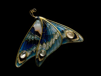 Art nouveau: broche de oro, esmalte translúcido, ópalo, piedra lunar y diamante con forma de mujer mariposa. Taller Eugene Feuillatre (1870-1916). 1900, Parma, colección privada - Art nouveau: oro, esmalte translúcido, ópalo, piedra lunar y diamante, marip