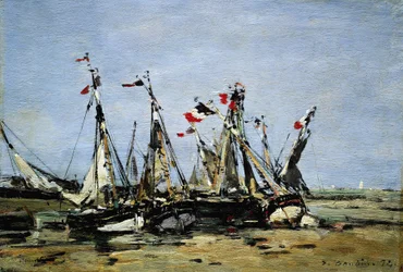 Trouville (Francia), esperando la marea, barcos de pesca en la playa, decorados con banderas francesas, conmemorando la Revolución Francesa de 1789.