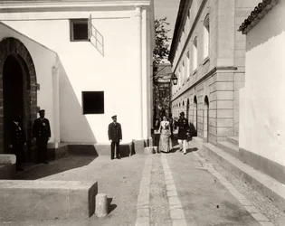 Hombres uniformados acompañando a una mujer elegantemente vestida hacia la iglesia de la granja de Lo Zucco, Sicilia, 1900