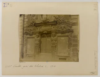 Puerta, fachada a la calle, hotel de Fieubet (hotel de la Valette, escuela Massillon), 2 quai des Célestins, 4º arrondissement, París