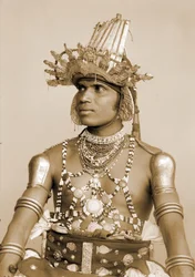 Retrato de un bailarín de Sri Lanka con casco de plata repujada, c.1890
