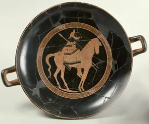 Copa de figuras rojas áticas que representa a un jinete a caballo (cerámica)