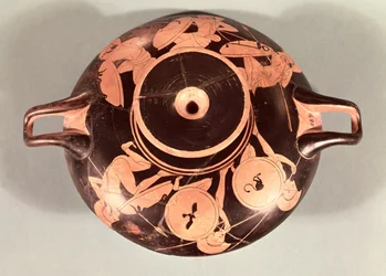Copa de figuras rojas áticas que representa hoplitas agachados