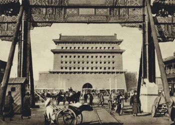 China, Pekín, Town-gate (foto b/n)