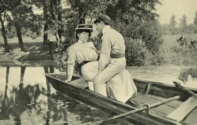 Pareja de amantes en un bote de remos