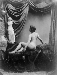 Dama desnuda admirando la figura de la Venus de Milo (foto b/n)