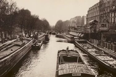 París: Les peniches sur le Canal St-Martin; Los pináculos en el "Canal St-Martin" (foto b/n)