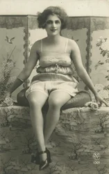 Retrato de una mujer sentada en ropa interior