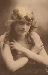 Retrato de una mujer joven (foto en blanco y negro)