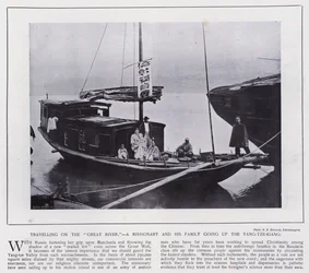 Viajando por el "Gran Río", un misionero y su familia subiendo el Yang-tze-Kiang (foto en blanco y negro)