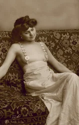 Mujer con un vestido atrevido