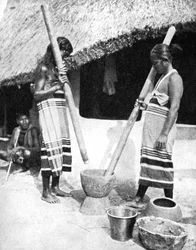 Mujeres Newar moliendo grano, Nepal, 1936