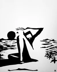 Figura sentada en el horizonte del desierto