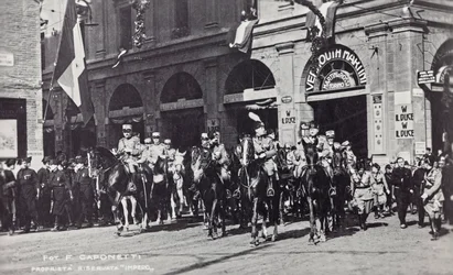 Álbum "Duce": Benito Mussolini a caballo desfilando por las calles de Ferrara (foto en b/n)