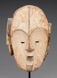 Máscara (madera, caolín)