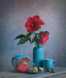 Bodegón turquesa con flores rojas