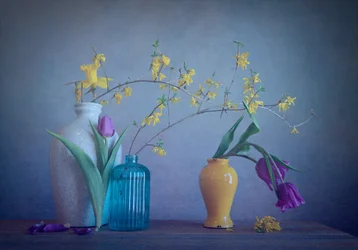 Jarrones y flores de primavera
