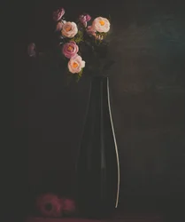 Naturaleza muerta de flores melancólicas