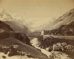 [Río corriendo por valle de montaña]