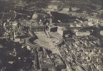 [Toma aérea de la Basílica de San Pedro, el Vaticano, Roma].