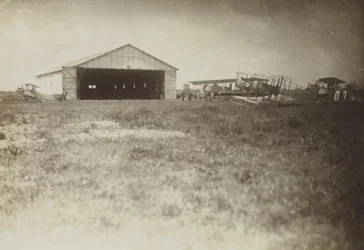 [Aviones en un campo]