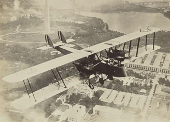 [Avión volando sobre Washington D.C.]
