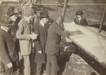 [Grupo alrededor del borde de un ala de un Caproni Ca. 3 (avión)]