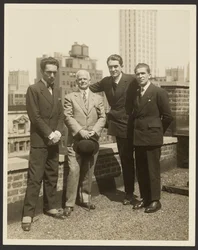 [Retrato de grupo de F. Vecchi, el Dr. Brinton, F. Azari y O.L. Foletti].