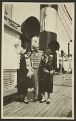 [Hombre y mujer en el barco]