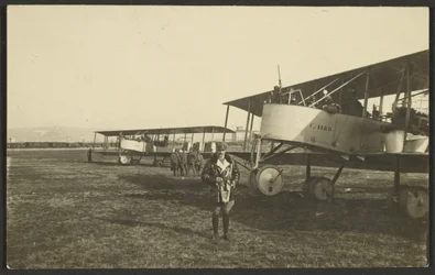 [Hombre delante de un avión]