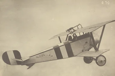 [Perfil de un Nieuport 17 en vuelo (avión)]
