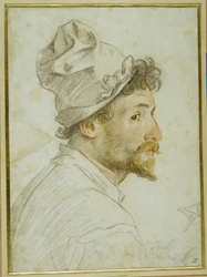Cabeza y hombros de un hombre barbudo con gorra