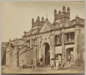 Puerta de entrada que conduce al Kaiserbagh