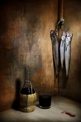 Pescado y vino a la manera rústica