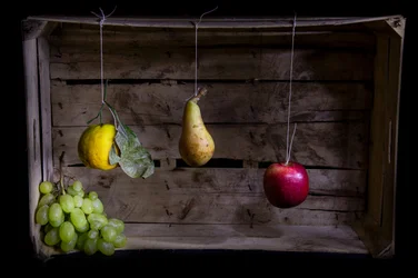 Fruta colgada de estilo rústico