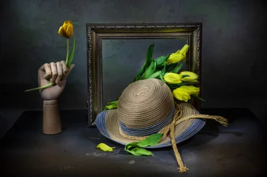 Naturaleza muerta rústica con tulipanes