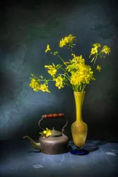 Tetera vintage con flores amarillas