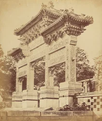 Arco en el Templo Lama cerca de Pekín, octubre de 1860