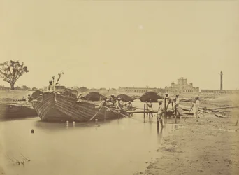 Puente de Barcos Bajo el Colegio Martinière en el Río Gomti