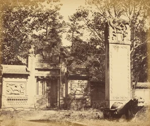 Tumba tallada del depósito cerca de Pekín, el lugar donde se dejaron las armas y municiones cuando el ejército marchó a Pekín, octubre de 1860