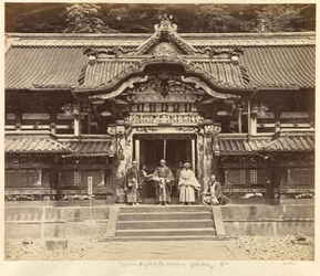 Puerta tallada y pintada en Nikko