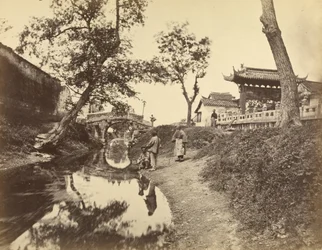 [Vista china de un río y un puente en un pueblo con varios chinos].