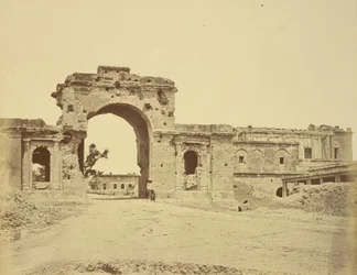 Puerta de entrada a la Residencia, comúnmente la Puerta de la Guardia Bailee, defendida por el Teniente Coronel R.H.M. Aitken, del 13º Bengal Native