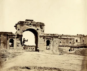 Puerta que conduce a la Residencia, Lucknow, 1858
