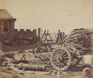 Interior del Fuerte Pehtang mostrando el almacén y el cañón de madera