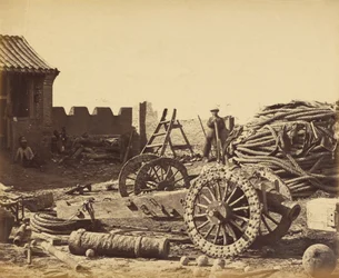 Interior de Pehtang mostrando el almacén y el cañón de madera, 1 de agosto de 1860
