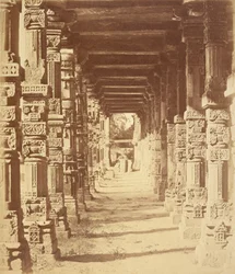 Interior del templo hindú de Cootub, Delhi