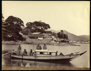 Casa flotante japonesa y tripulación