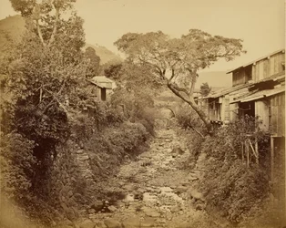 [Pueblo japonés con un arroyo]